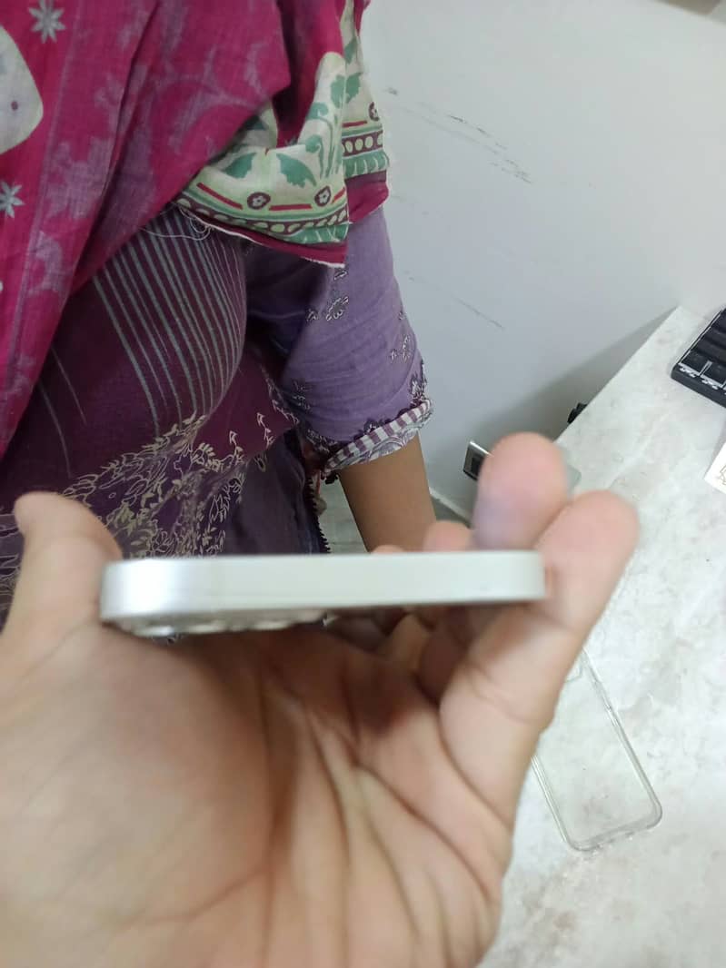 Apple iPhone 13 4