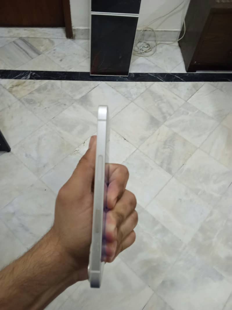 Apple iPhone 13 5