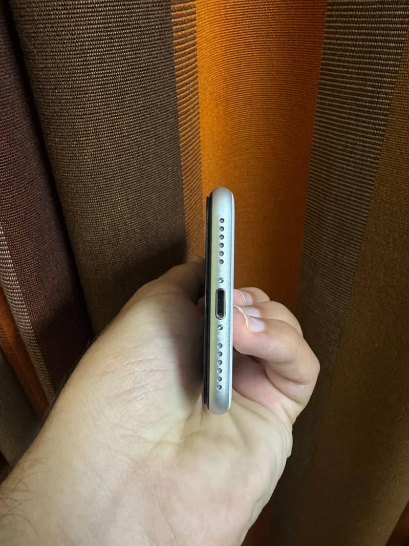 Apple iPhone SE 2 4