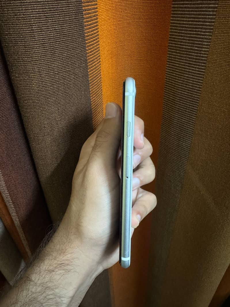 Apple iPhone SE 2 6