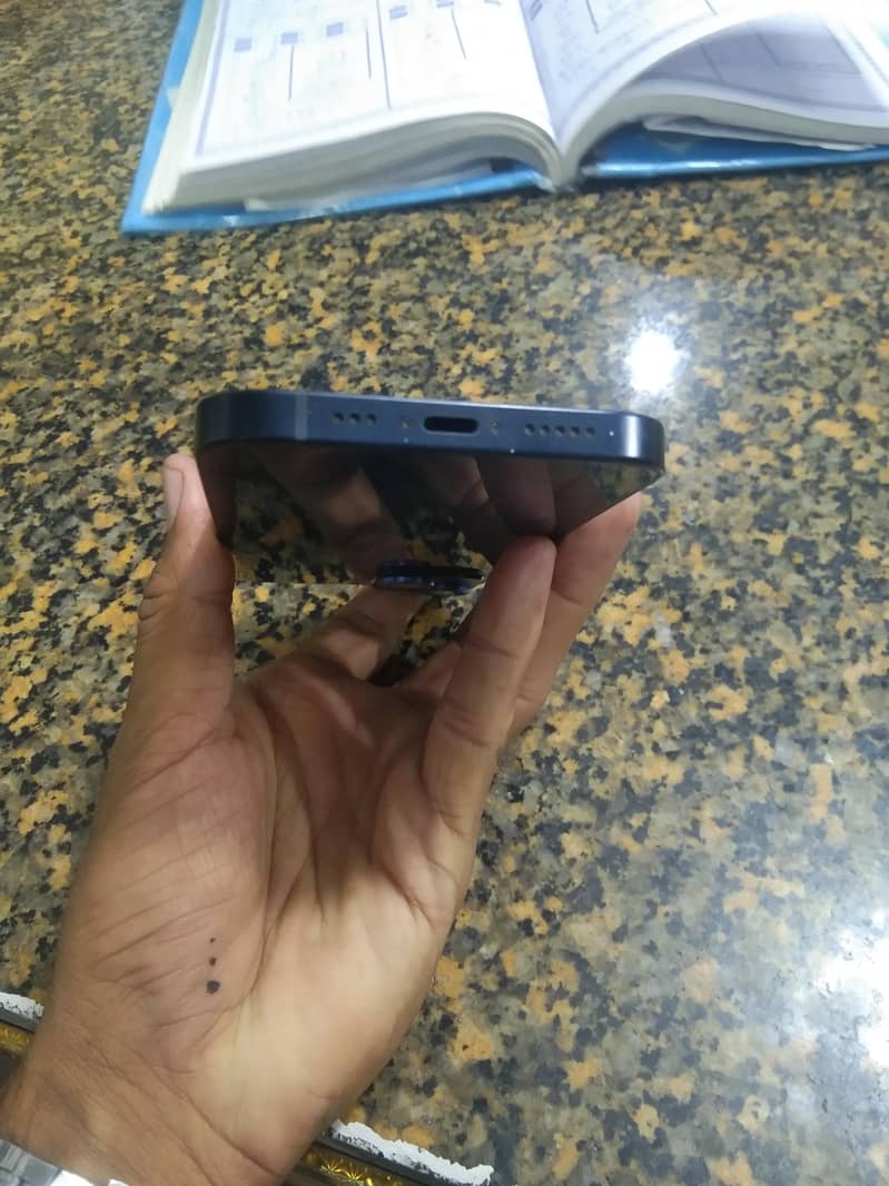 Apple iPhone 13 4