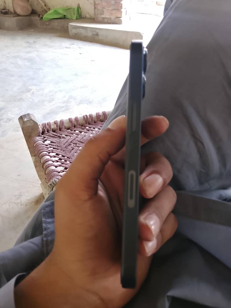 Apple iPhone 13 2