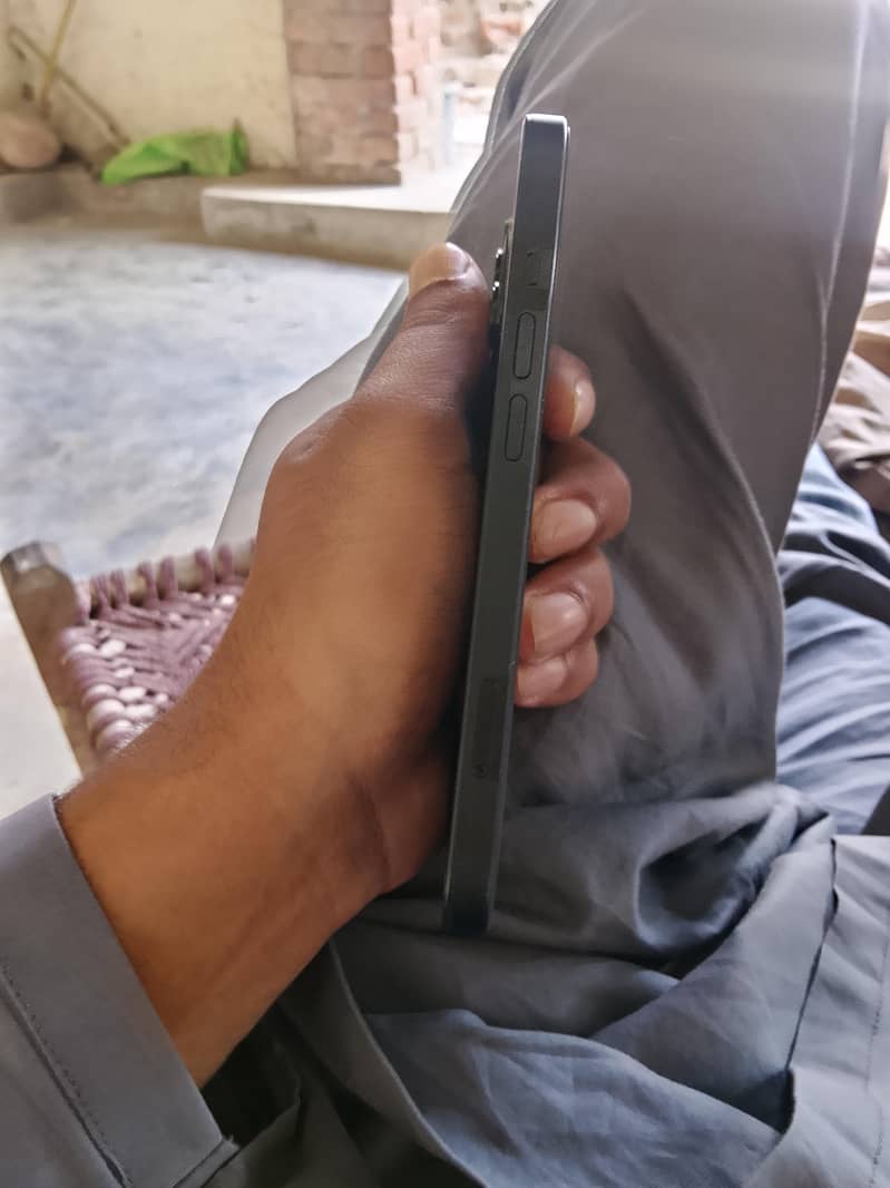 Apple iPhone 13 5