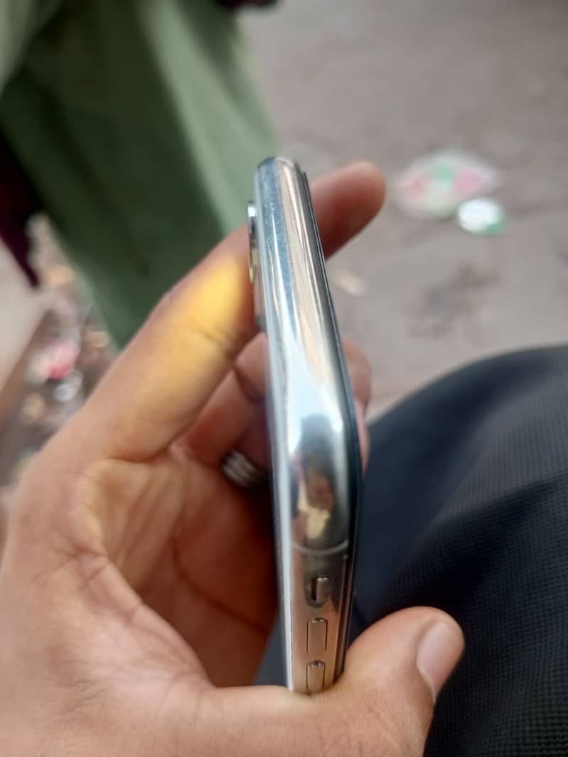 Apple iPhone XS 4