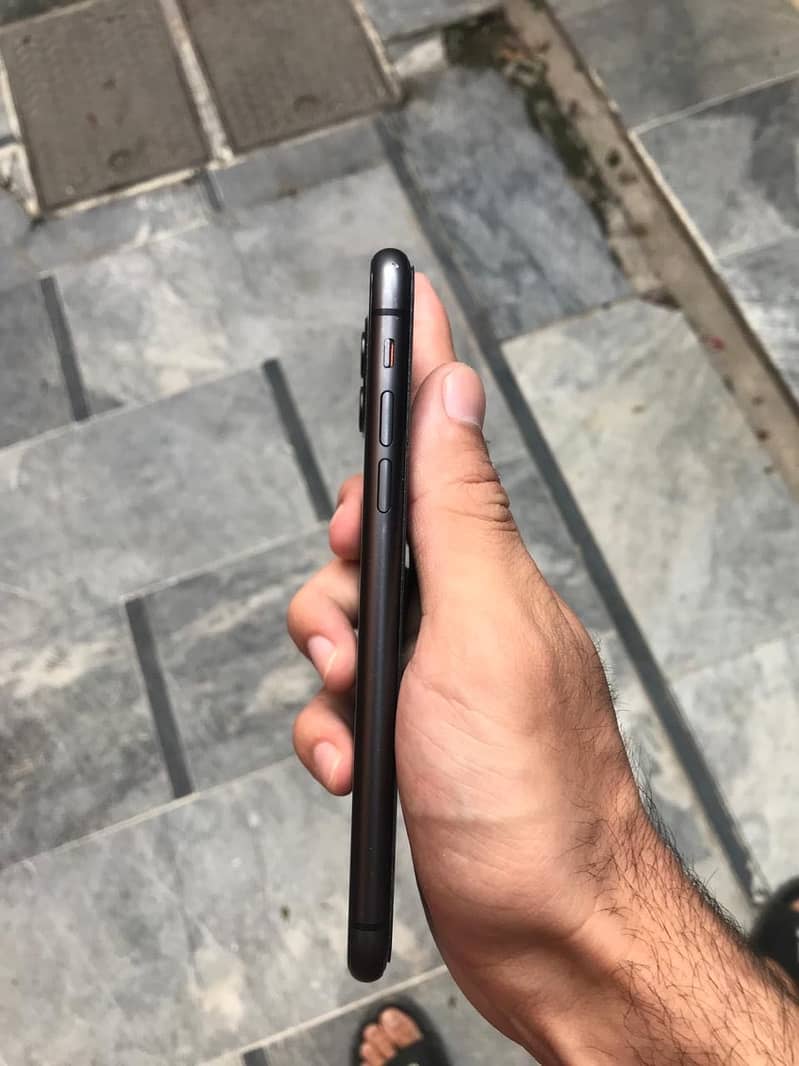 Apple iPhone 11 4