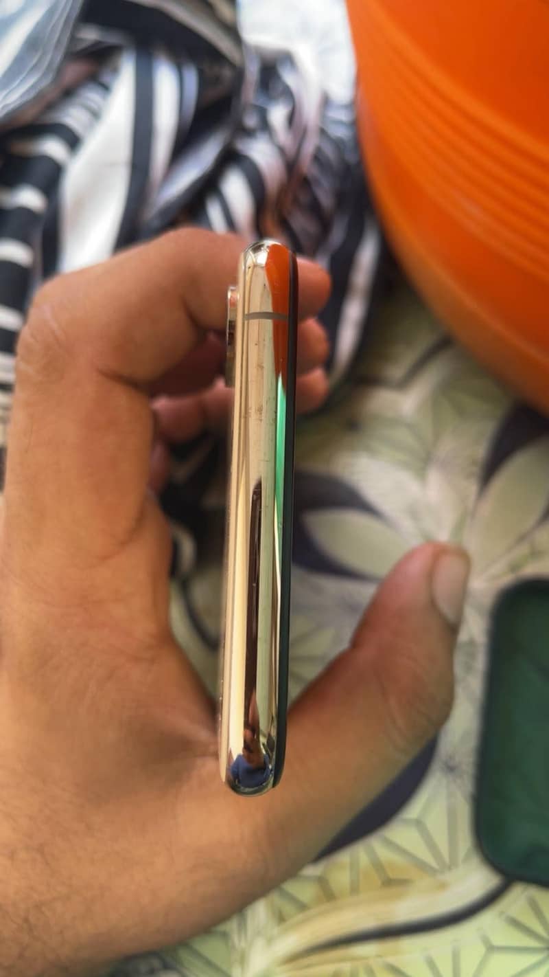 Apple iPhone XS Max 3