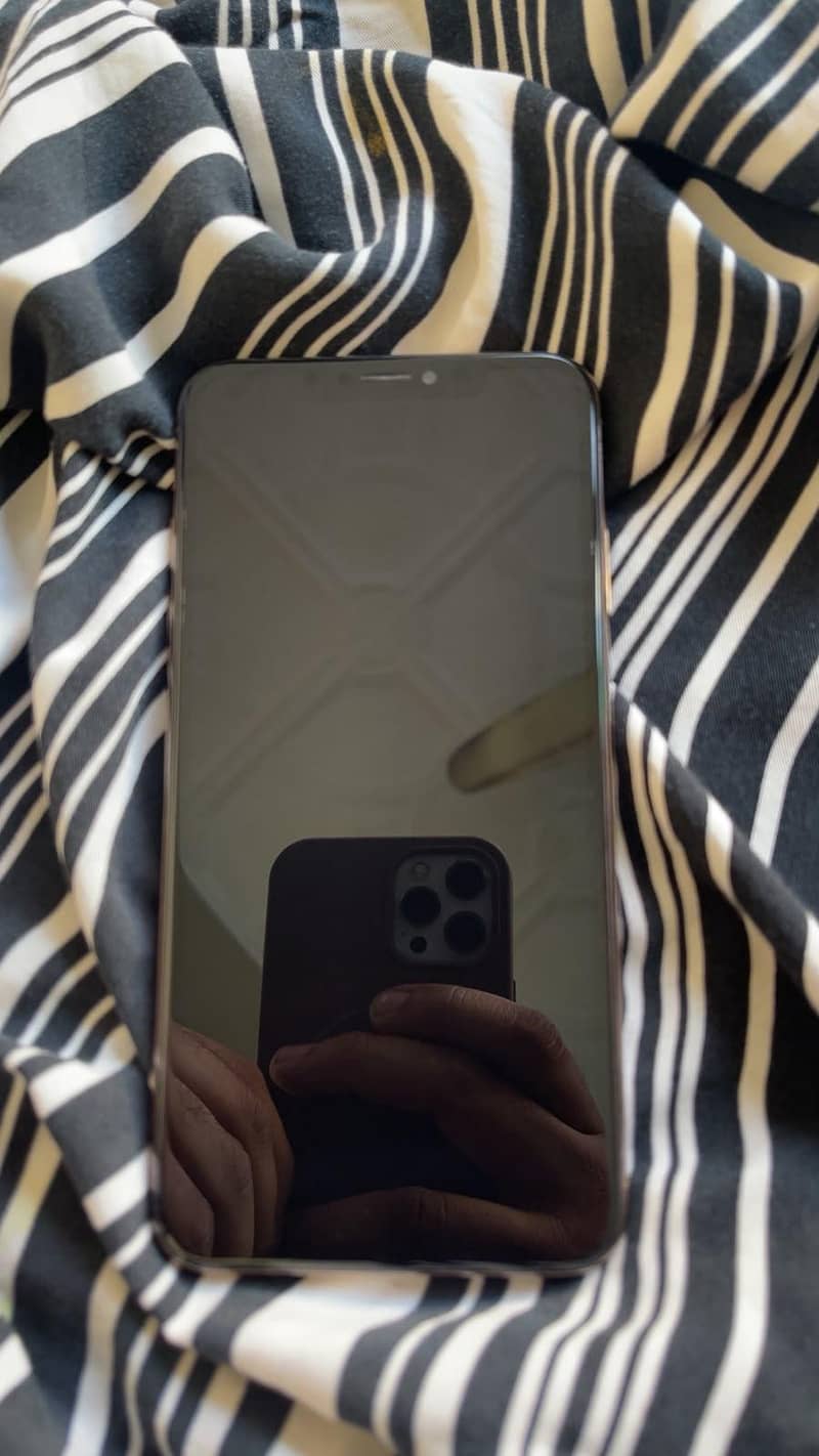 Apple iPhone XS Max 4