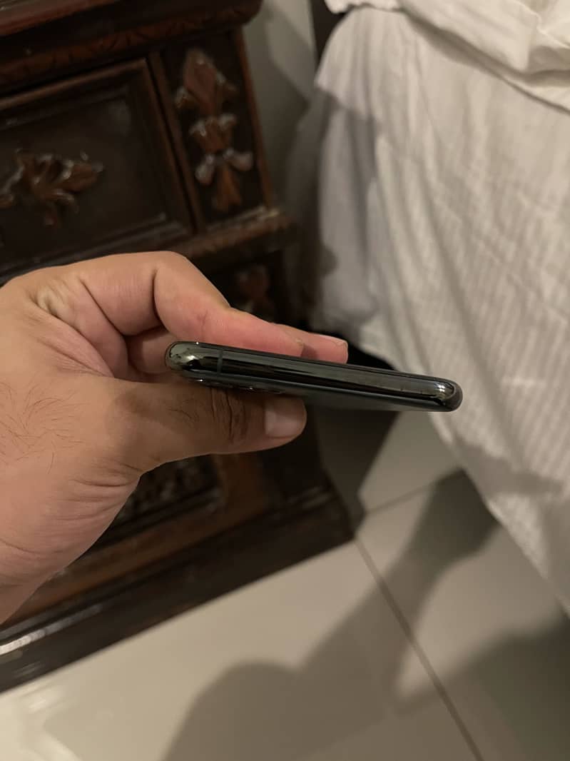 Apple iPhone 11 Pro Max 4