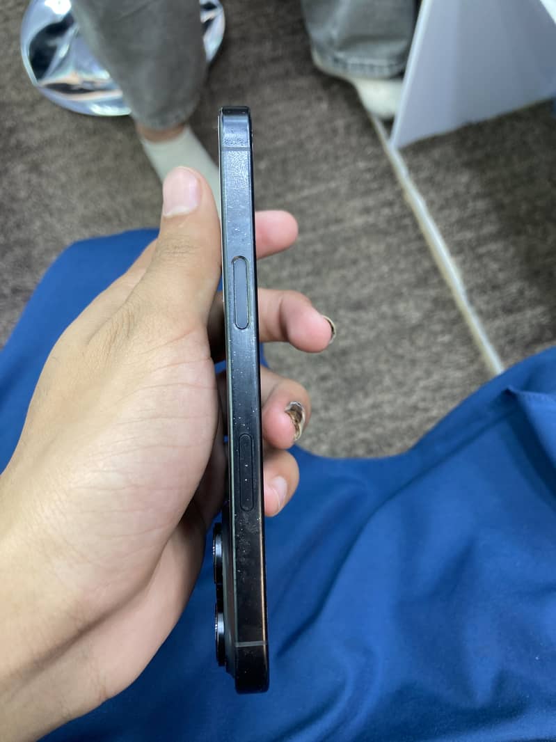 Apple iPhone 16 Pro 2
