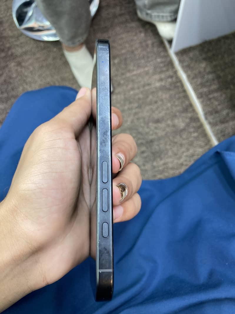 Apple iPhone 16 Pro 3