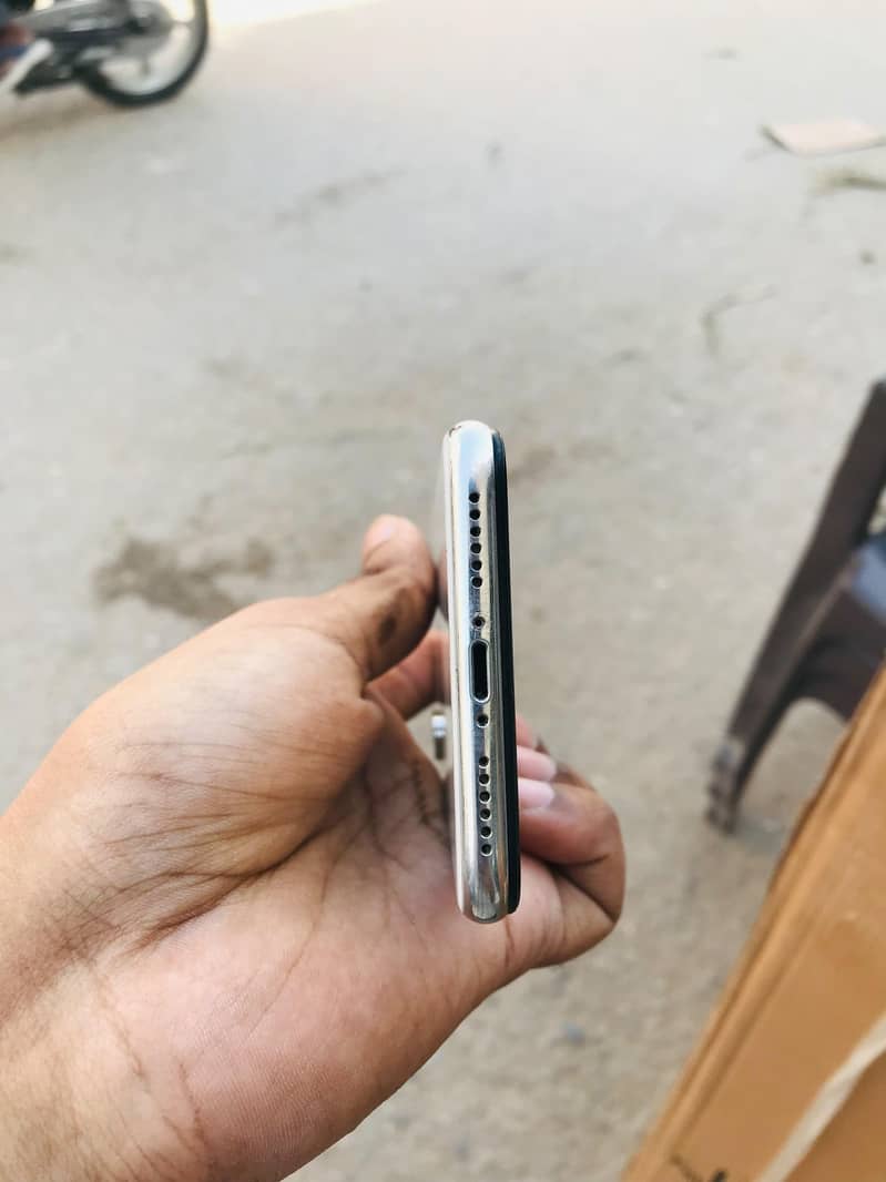 Apple iPhone X 4