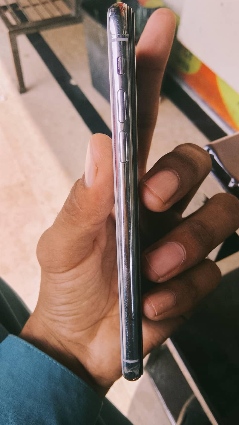 Apple iPhone X 3
