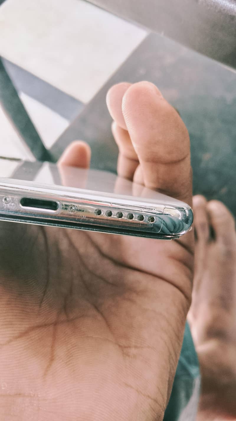 Apple iPhone X 4