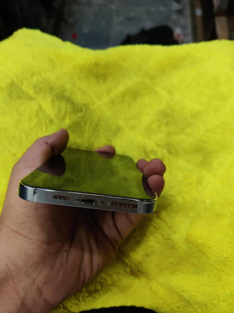 Apple iPhone 13 Pro Max 4