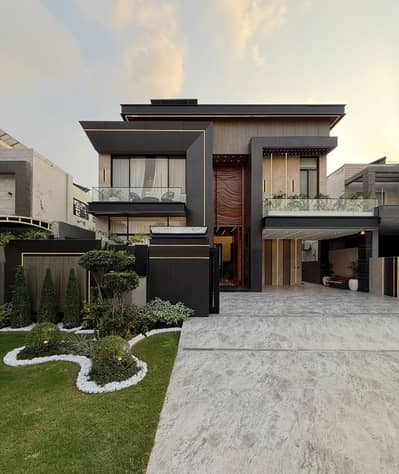 1 KANAL BEAUTIFUL HOUSE AVAILABLE FOR SALE IN DHA PH6 BLOCK G IN A VERY HOT LOCATION OF LAHORE