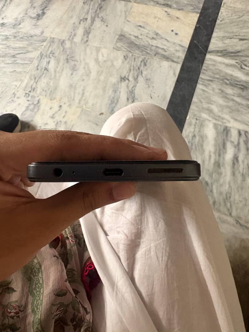 HMD Aura 2 4
