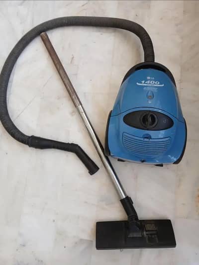 1400W Powerful Vacuum Cleaner for Sale – Excellent Working Condition
