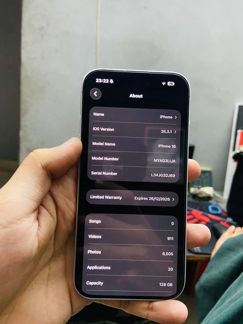 iPhone 16 4