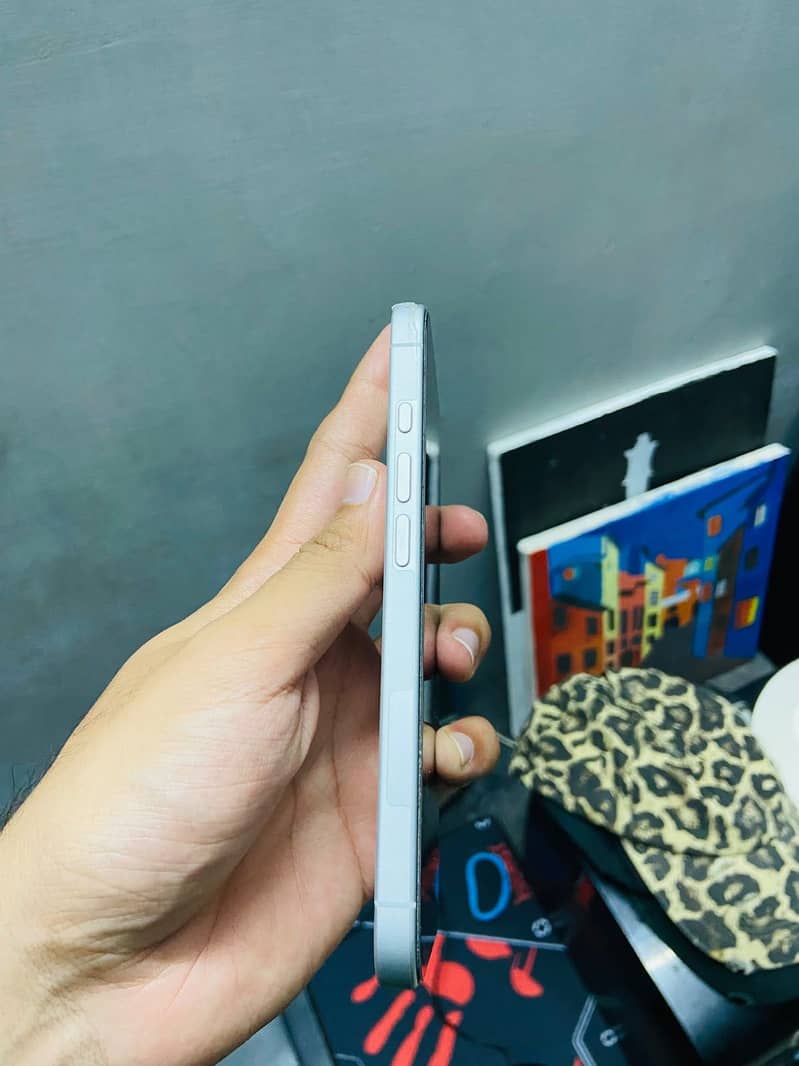 iPhone 16 11