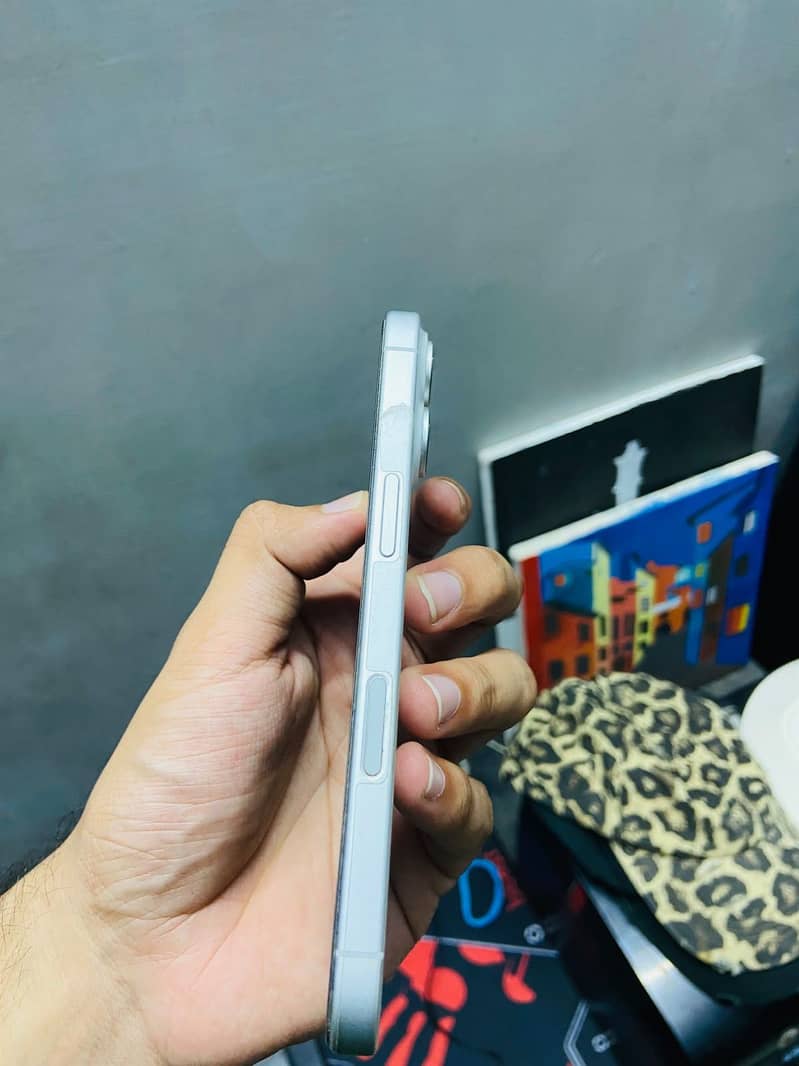 iPhone 16 12