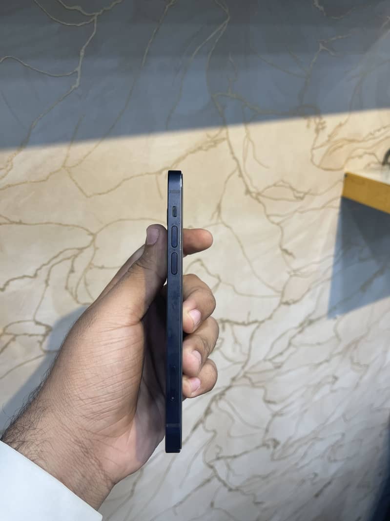 Apple iPhone 12 4