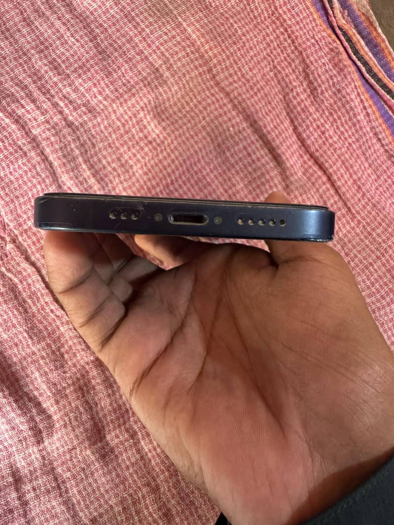Apple iPhone 12 4