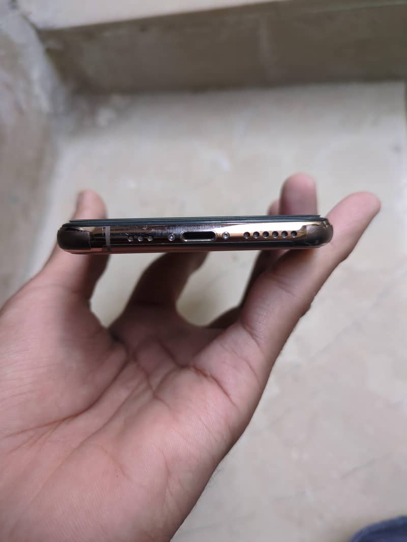 Apple iPhone XS 4