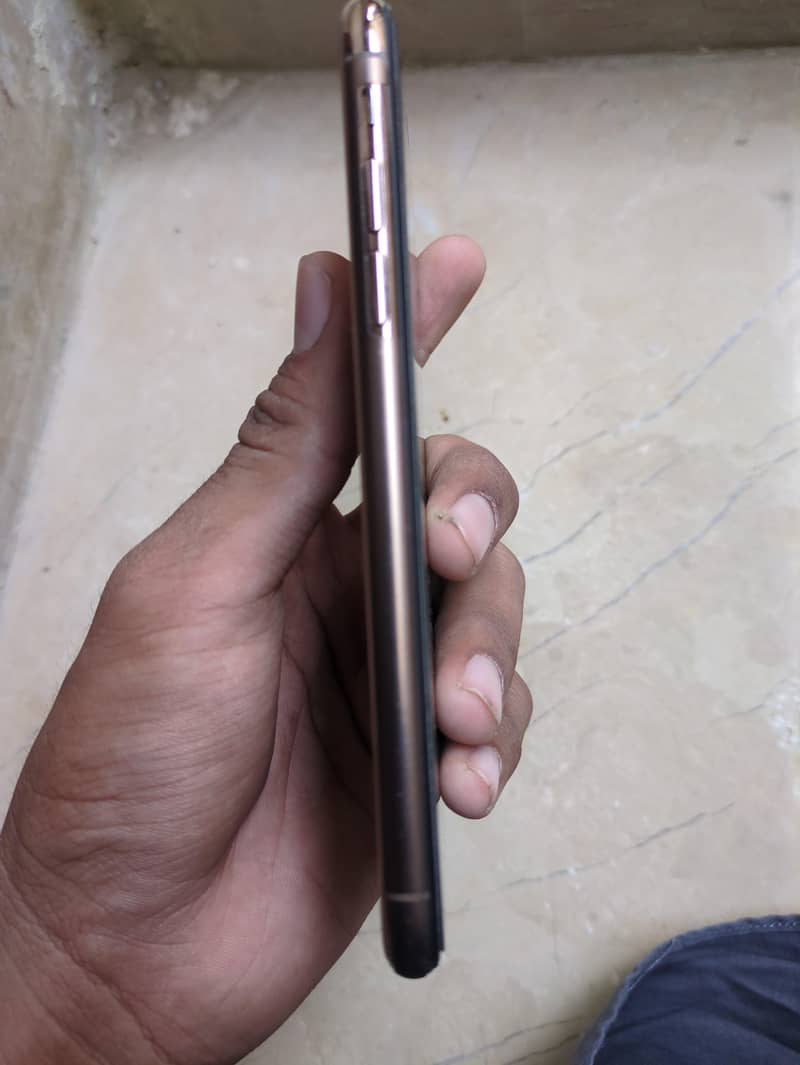Apple iPhone XS 5