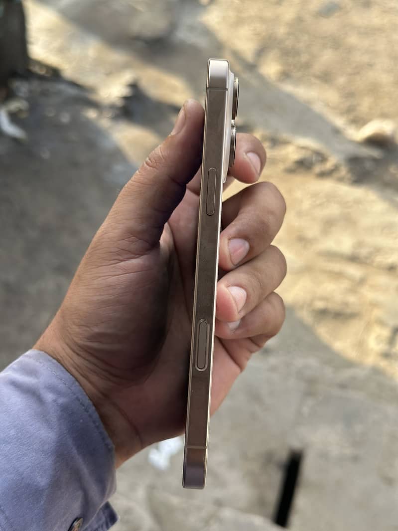 Apple iPhone 16 Pro Max 3