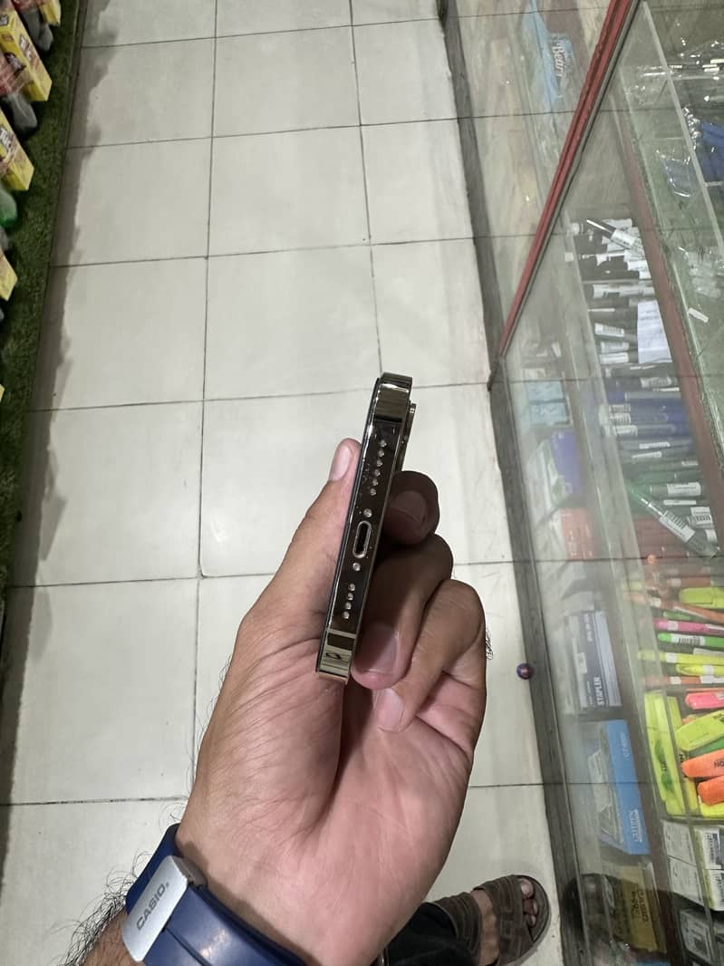 Apple iPhone 13 Pro Max 4