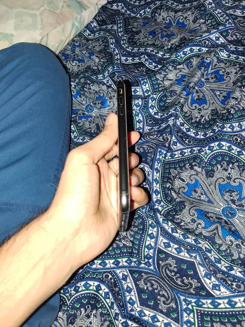 Apple iPhone 11 3