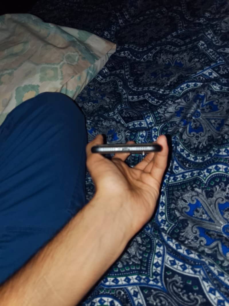 Apple iPhone 11 4