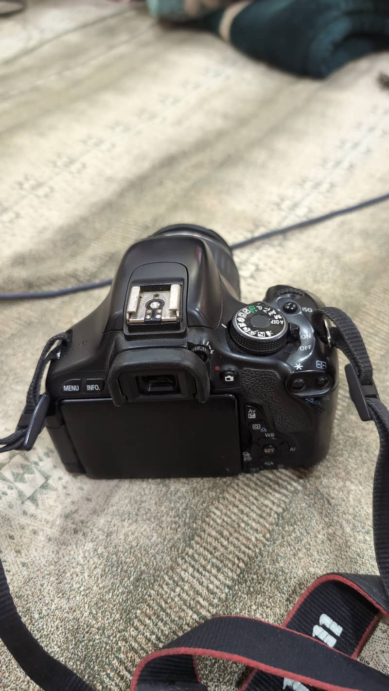 DSLR Camera 0