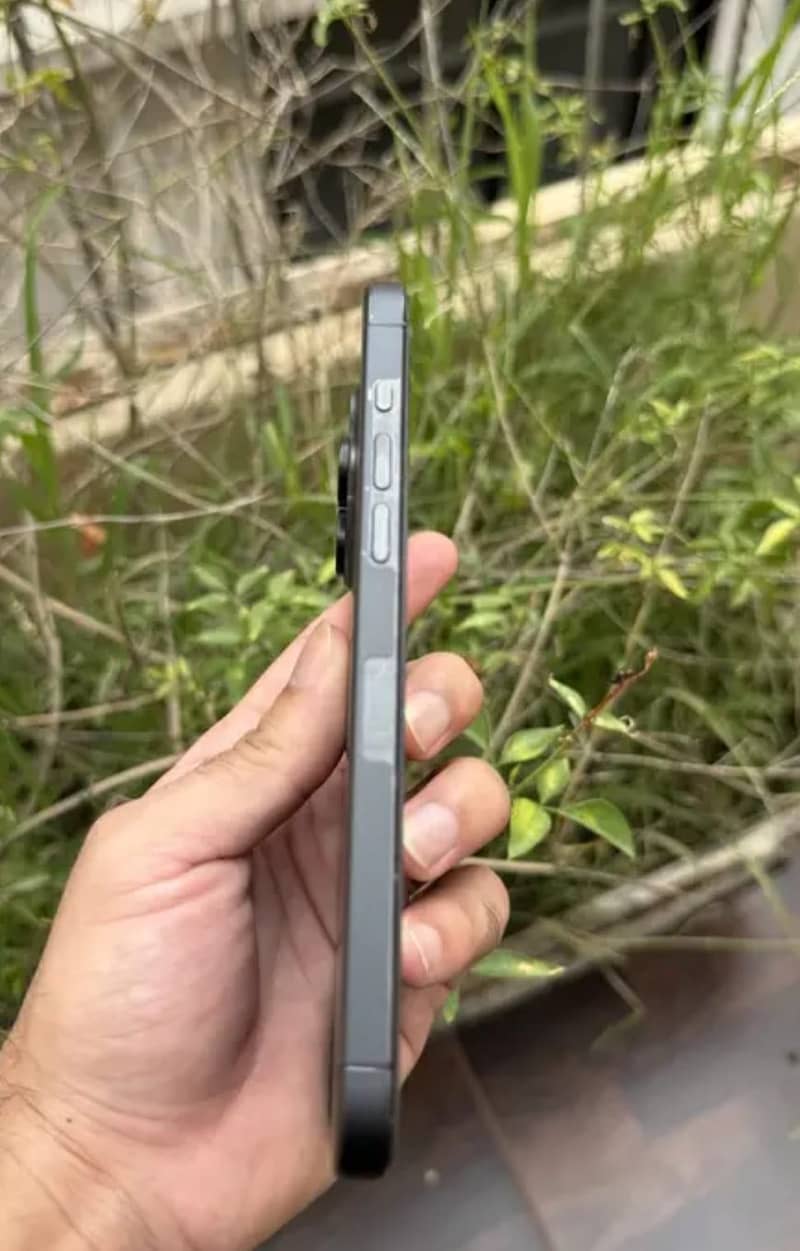 Apple iPhone 15 Pro Max 2