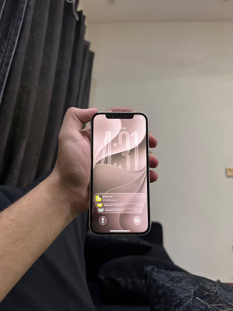 Apple iPhone 12 4