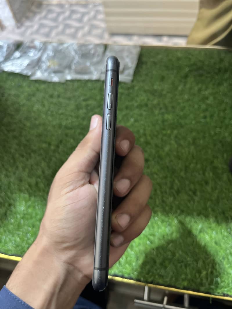 Apple iPhone 11 4