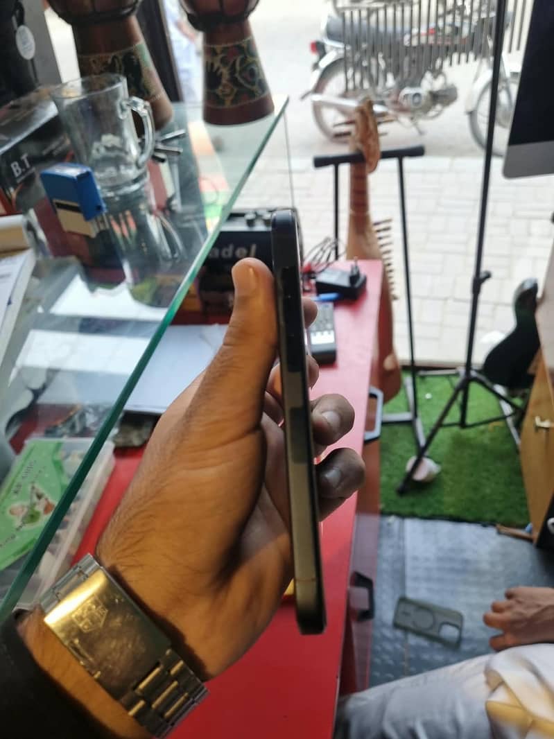 Apple iPhone 15 Pro 6