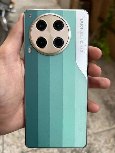 Tecno CAMON 30 Loewe Edition
