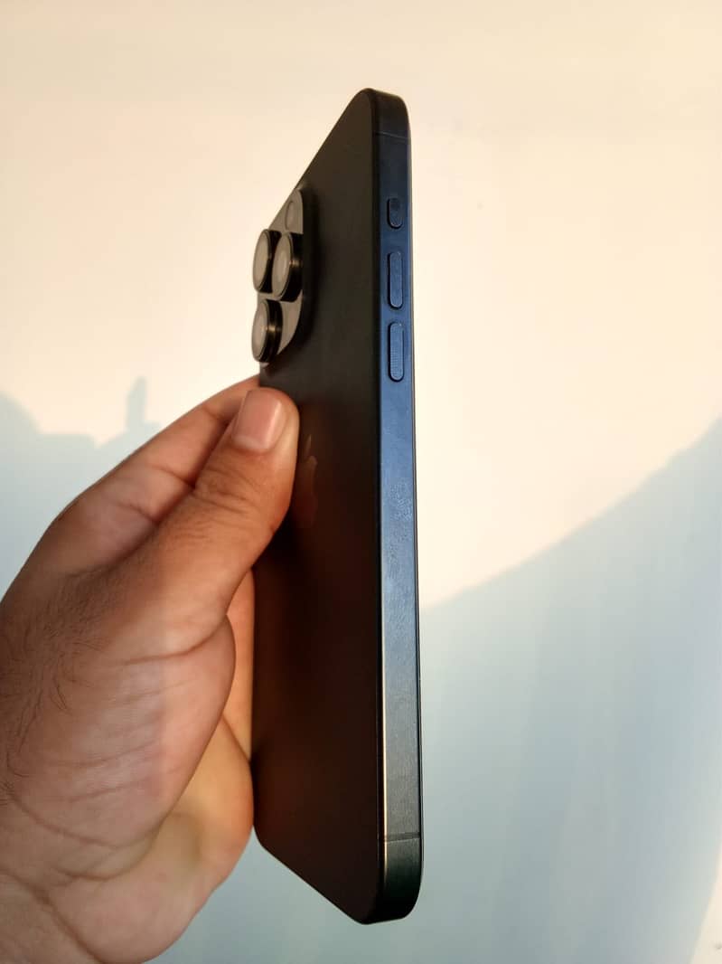 Apple iPhone 15 Pro Max 4