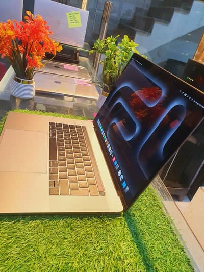 Macbook pro 2017 :15.4 inch : i7 Hq : 16 gb : 512 gb : 4 gb graphics