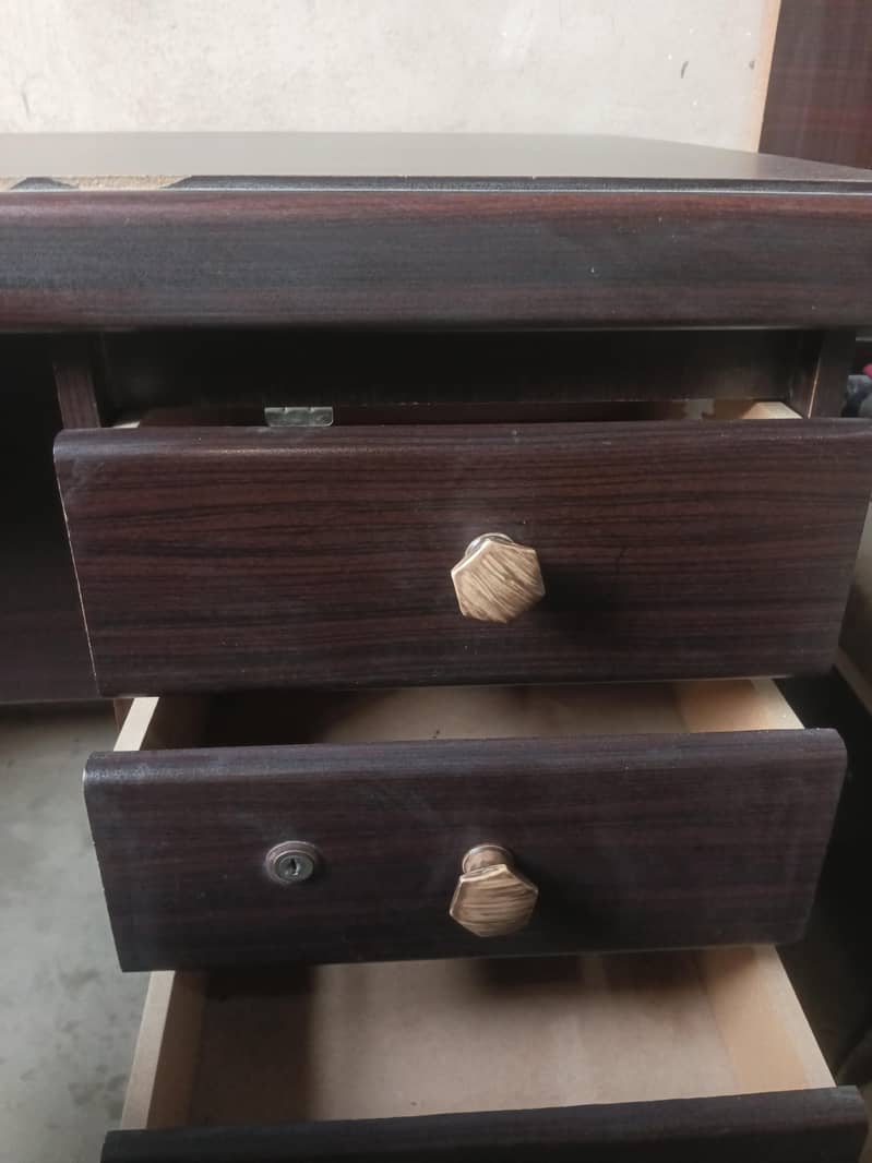 Study table /office table good condition 2