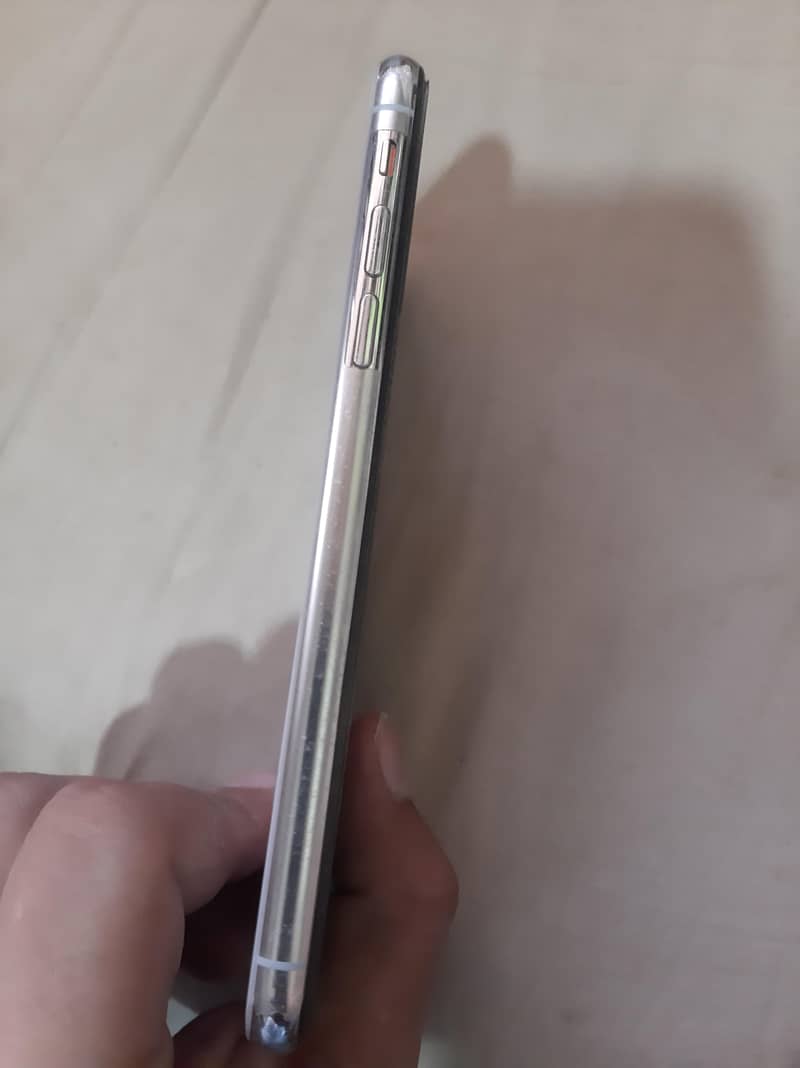 Apple iPhone X 4