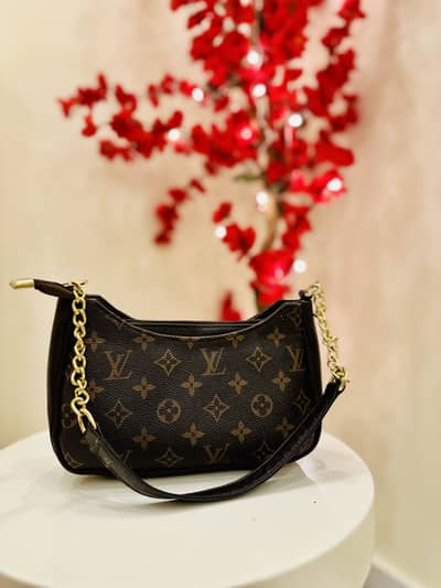 Louis Vuitton Women’s Shoulder Bag – Excellent Condition.
