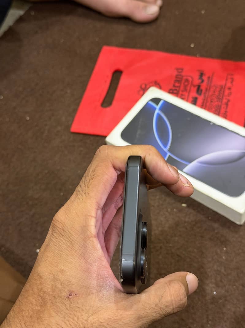 Apple iPhone 16 Pro Max 4