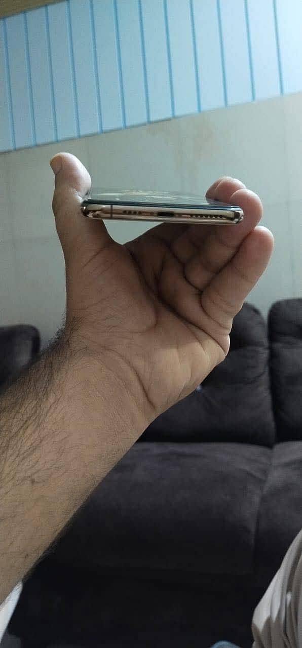 Apple iPhone XS Max 3