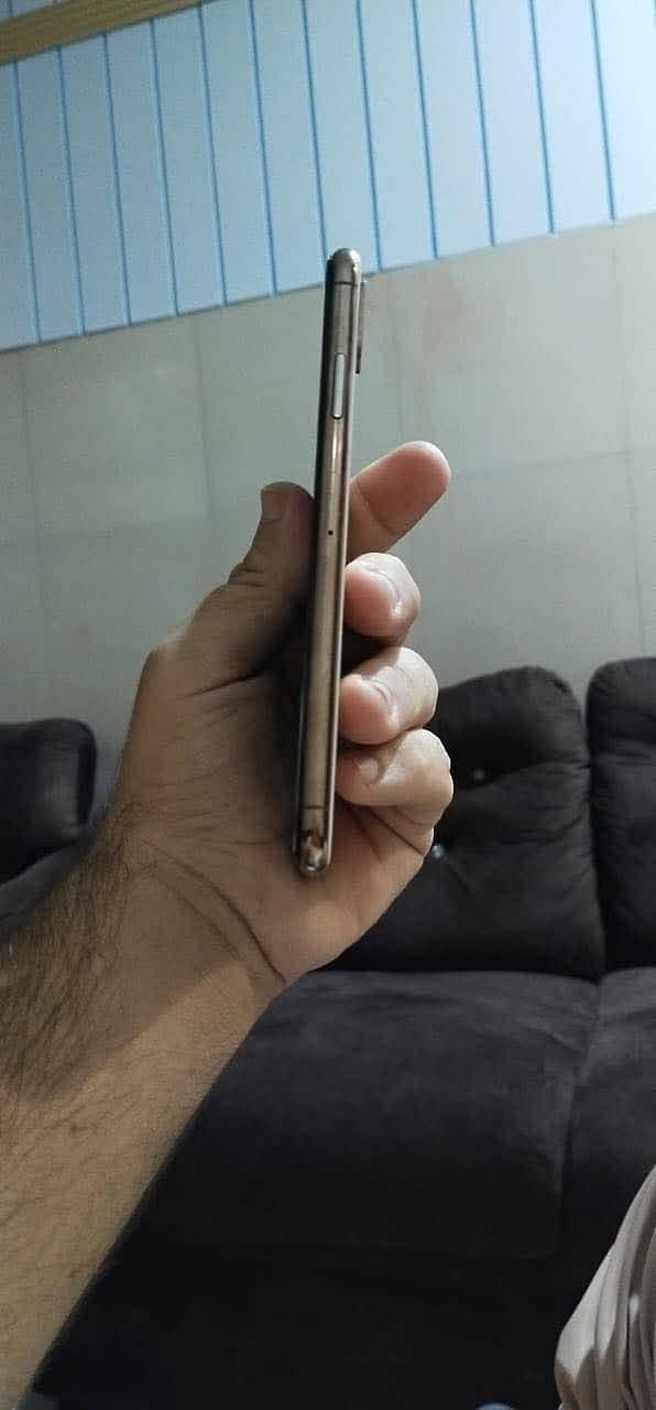 Apple iPhone XS Max 7