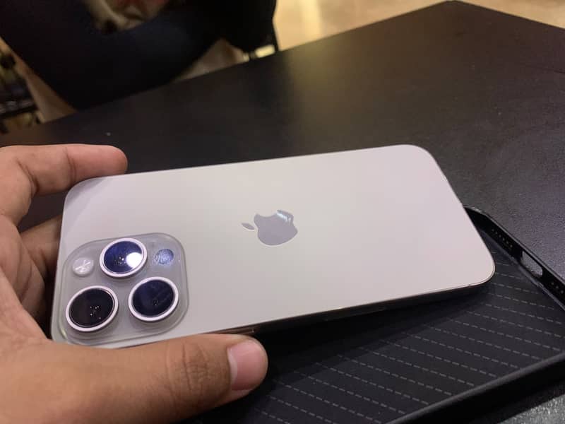 Apple iPhone 15 Pro Max 2