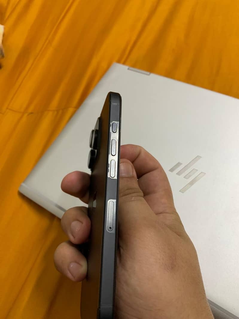 Apple iPhone 16 Pro 1