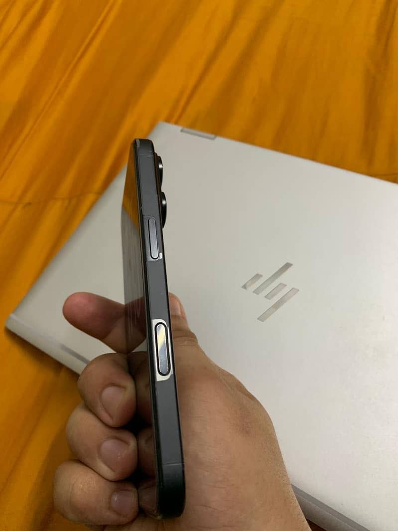 Apple iPhone 16 Pro 3