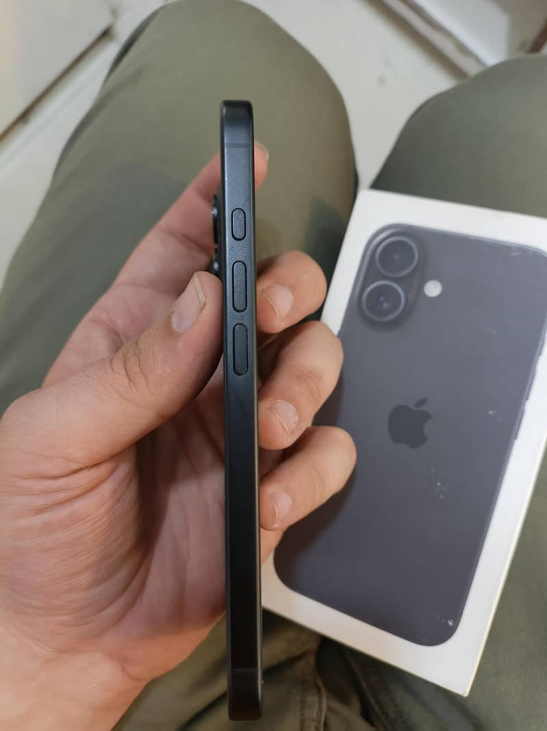 Apple iPhone 16 3